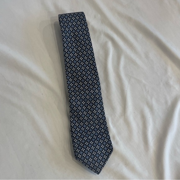 Hugo Boss Neck Tie 100% Silk Italy Navy Blue  White Floral Print - Picture 2 of 6